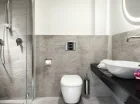 Łazienki wyposażone są w kabinę prysznicową