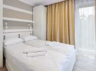 Sypialnia posiada podwójne łóżko i szafę lub szafki