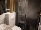 W łazience jest kabina prysznicowa