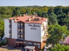 Hotel jest otoczony zielenią