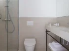 Pokoje zyskały nowoczesne łazienki z kabinami prysznicowymi