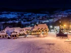 Kompleks Beskid jest położony przy stoku narciarskim z nowoczesnym wyciągiem