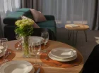 Stół z krzesłami pozwala wygodnie zjeść 4 osobom