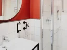 Łazienki wyposażone są w kabiny prysznicowe