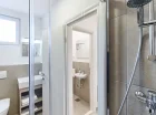 Apartamenty superior A posiadają 2 łazienki: jedną z prysznicem i toaletą