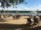 Latem na plażach (trawiastej i piaszczystej) można korzystać z leżaków, parasoli