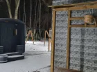 Obok domku saunowego zainstalowano orzeźwiający zewnętrzny prysznic