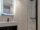 W łazienkach znajdują się prysznice