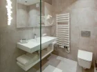 Każdy pokój dysponuje prywatną łazienką z prysznicem i suszarką