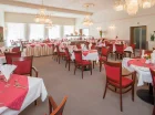 Hotel posiada przestronną salę restauracyjną z eleganckim oświetleniem