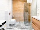 Łazienki są nowoczesne, wyposażone w kabiny prysznicowe