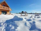 Zimą dużym walorem jest sąsiedztwo ośrodka narciarskiego w Zieleńcu