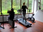 Osoby lubiące aktywność fizyczną mogą skorzystać z siłowni