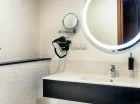 Pokoje dysponują prywatną łazienką z kabiną prysznicową i suszarką do włosów