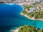 Hotel usytuowany jest nad brzegiem zatoki Morza Adriatyckiego