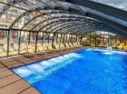 Hotel udostępnia zewnętrzny basen z podgrzewaną wodą i atrakcjami wodnymi