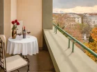 Każdy pokój deluxe ma balkon z widokiem na miasto