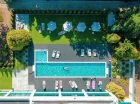 W okresie letnim jest dostępny basen letni i zewnętrzna strefa relaksu