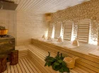 Duża tradycyjna sauna pozwala na organizację saunowych rytuałów