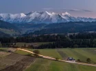 Pod Złotym Kasztanem znajduje się w Trybszu, skąd widać panoramę Tatr