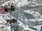 Zimą tuż obok hotelu działa stacja narciarska z wyciągiem krzesełkowym