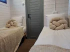 Na piętrze domków są dwie osobne sypialnie