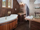 Nowoczesna łazienka zawiera wannę (drewnianą balię lub standardową wannę)