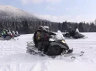 W okolicy można jeździć na skuterach śnieżnych