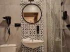 Do pokoju przynależy nowoczesna łazienka z prysznicem
