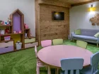 Bawialnia dla dzieci zaaranżowana w jasnych kolorach