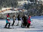 Goście mogą korzystać z nauki jazdy na nartach oraz świetnie przygotowanych tras