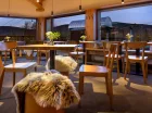 Hotel dysponuje stylową górską restauracją z kominkiem i smaczną kuchnią