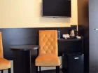 Pokoje są wyposażone w TV, WiFi, czajnik elektryczny i lodówkę