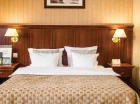 Klimatyzowane pokoje Lux znajdują się w części 4* hotelu