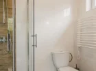 W łazience zamontowano kabinę prysznicową
