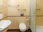 W każdym pokoju jest łazienka z pełnym węzłem sanitarnym