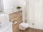 W każdym pokoju znajduje się prywatna łazienka z kabiną prysznicową