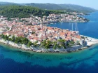 Położony naprzeciw starego miasta Korčuli