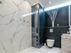 Łazienki są nowoczesne, z kabiną prysznicową i suszarką do włosów