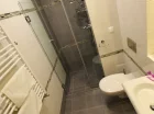 Łazienki wyposażono w kabiny prysznicowe