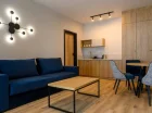 Apartamenty mają salon z aneksem kuchennym i osobną sypialnię