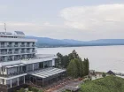 Hotel znajduje się wprost nad jeziorem