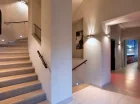 Do pokoi hotelowych prowadzą szerokie schody