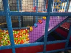 Specjalnie dla dzieci jest przygotowana sala zabaw z małpim gajem