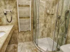 Łazienki wyposażone są w kabinę prysznicową oraz suszarkę do włosów