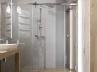 Łazienka z obszerną kabiną prysznicową