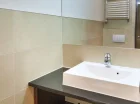 Prywatna łazienka z suszarką do włosów, kosmetykami, ręcznikami
