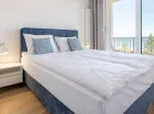 Dwuosobowa sypialnia oferuje widok na morze
