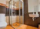 Każdy apartament posiada prywatną łazienkę z kabiną prysznicową