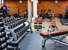 W dobrze wyposażonym klubie fitness goście mogą oddać się ćwiczeniom fizycznym